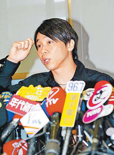 陶喆(中)上月底因酒醉,认不得回家的路闹上警局
