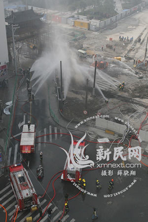 消防员现场扑救新民网薛骁翔摄