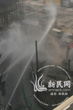 消防员现场扑救新民网薛骁翔摄