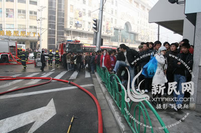 城隍庙有很多游客新民网薛骁翔摄