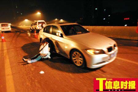 一名据说是死者女友的女子开着宝马车赶到现场,听闻噩耗后瘫坐在车旁。