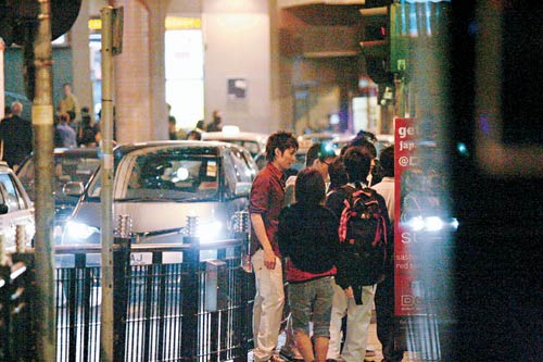 周柏豪中环闹市区开工街头被Fans围攻合照(图)