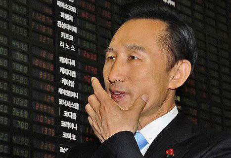 07年12月14日,李明博访问首尔一家证券交易所。(资料图)