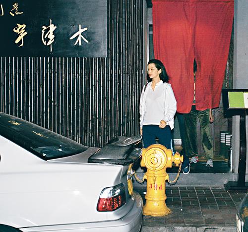 组图:周星驰于文凤外出吃日本菜粉碎分手传言