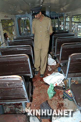 1月16日，在斯东南部乌沃省莫讷勒格勒地区，斯里兰卡士兵查看遇袭的公共汽车。一辆公共汽车当天早晨在莫讷勒格勒地区遭到袭击，目前已造成24人死亡、66人受伤。袭击事件发生在斯政府退出停火协议的决定生效当天。斯军方称反政府武装泰米尔伊拉姆猛虎解放组织（猛虎组织）应对这一袭击事件负责。 
