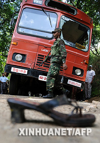 1月16日，一名斯里兰卡士兵在斯东南部乌沃省莫讷勒格勒地区的袭击发生地点警戒。一辆公共汽车当天早晨在莫讷勒格勒地区遭到袭击，目前已造成24人死亡、66人受伤。袭击事件发生在斯政府退出停火协议的决定生效当天。斯军方称反政府武装泰米尔伊拉姆猛虎解放组织（猛虎组织）应对这一袭击事件负责。 新华社/法新 