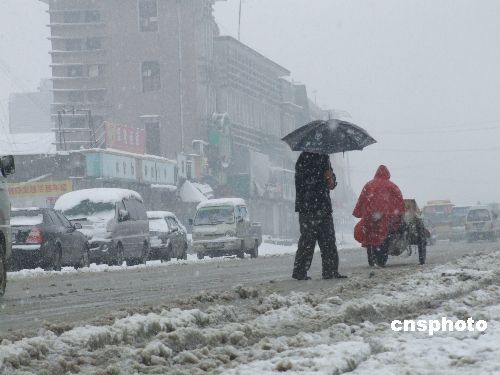 雪灾转移人口_08年雪灾图片(2)