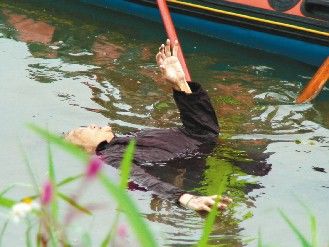 老妇落水仰漂河面 被误作
