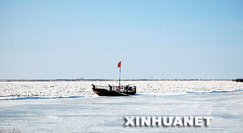 一艘小船被封冻在河中(1月23日摄)。连日来,随气温持续下降,黄河宁夏段封河速度进一步加快,至23日下午4时,封河长度累计达130多公里。