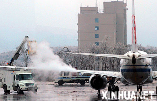 1月27日，一架客机在贵阳龙洞堡机场接受“桑拿”式除冰解凝。