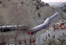 土耳其客车出轨 8人丧生21人受伤