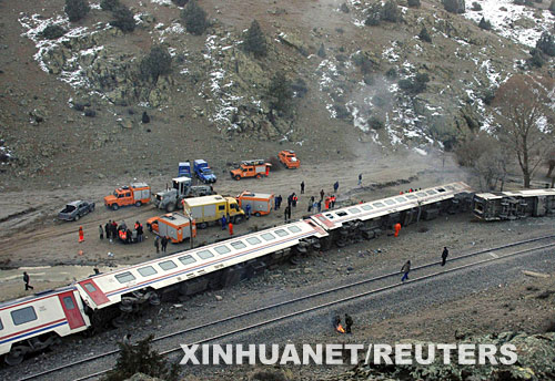 1月27日，救援人员在土耳其屈塔希亚附近的列车出轨事故现场工作。