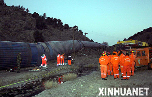 1月27日，救援人员在土耳其屈塔希亚附近的列车出轨事故现场工作