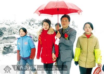 新郎踏冰15公里迎亲