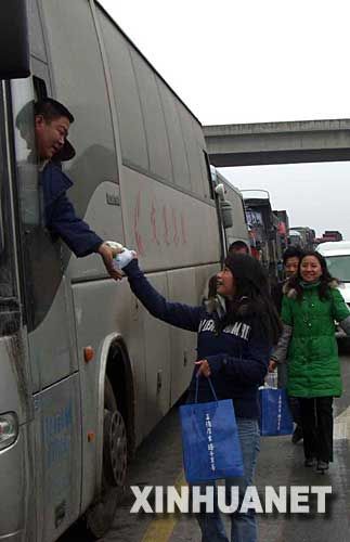 1月27日,电信职工(右)为滞留在高速公路上的驾驶员和乘客送食品和饮用水。 近日,受冰灾影响,贵州电网公司都匀供电局的121条输电线路中断,造成黔南布依族苗族自治州都匀市停电停水,11个县停电,县级公路封闭,黔南移动网络不同程度受损,直接影响了40多万群众的生产生活。 灾情发生后,当地公、检、法干警冒着严寒指挥疏导交通,加强警力巡逻;都匀移动系统的500多名职工深入山区抢修机站;一些商店还为方便来往群众开设烛光超市。灾区处处洋溢着温暖。 新华社记者 杨楹 摄