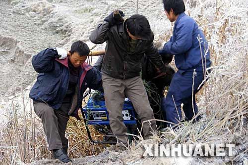 1月27日,在遭受冰灾而停电的贵州省黔南布依族苗族自治州龙里县灾区,抢险人员正在为机站运送发电机。 近日,受冰灾影响,贵州电网公司都匀供电局的121条输电线路中断,造成黔南布依族苗族自治州都匀市停电停水,11个县停电,县级公路封闭,黔南移动网络不同程度受损,直接影响了40多万群众的生产生活。 灾情发生后,当地公、检、法干警冒着严寒指挥疏导交通,加强警力巡逻;都匀移动系统的500多名职工深入山区抢修机站;一些商店还为方便来往群众开设烛光超市。灾区处处洋溢着温暖。 新华社记者 杨楹 摄