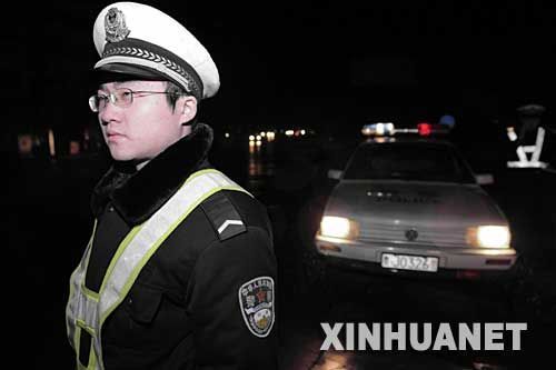 1月26日深夜,在遭受冰灾而停电的贵州省黔南布依族苗族自治州都匀市,一名交警冒着严寒指挥交通。 近日,受冰灾影响,贵州电网公司都匀供电局的121条输电线路中断,造成黔南布依族苗族自治州都匀市停电停水,11个县停电,县级公路封闭,黔南移动网络不同程度受损,直接影响了40多万群众的生产生活。 灾情发生后,当地公、检、法干警冒着严寒指挥疏导交通,加强警力巡逻;都匀移动系统的500多名职工深入山区抢修机站;一些商店还为方便来往群众开设烛光超市。灾区处处洋溢着温暖。 新华社记者 杨楹 摄