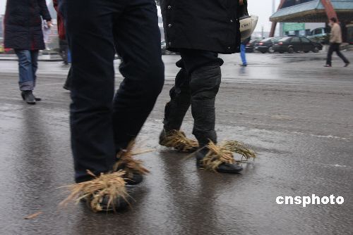 脚绑稻草防滑
