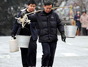 停电停水 居民出门挑水