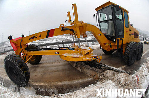 1月30日,工程车辆在京珠高速公路湖南段破冰扫雪。当日,湖南省有关部门调集各方力量全力展开对京珠高速公路湖南段的破冰扫雪工作,以尽快恢复交通畅通。