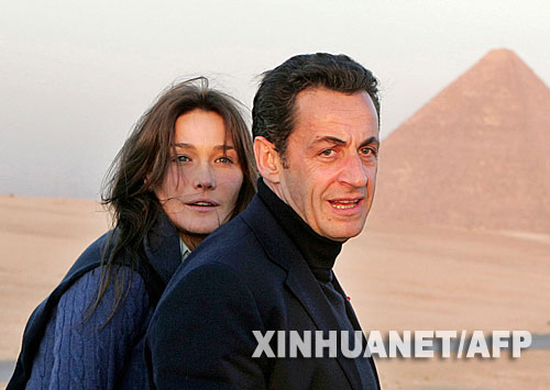 这是2007年12月30日拍摄的法国总统萨科齐和女友卡拉·布鲁尼在埃及度假的照片。据法新社援引欧洲第一电台消息,萨科齐和布鲁尼已于2008年2月2日在巴黎的爱丽舍宫结婚。