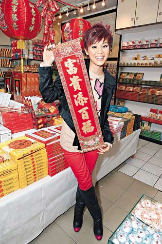 胡杏儿办年货扫千元零食望事业全面开花(图)