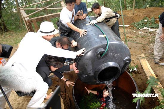 Hebe十度低温入水拍戏剧组贴心烧热水(组图)
