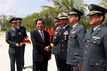 陈水扁与太平岛的守军握手