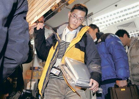 港警直捣案件第一现场陈冠希修电脑疑漏出照片
