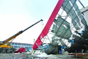 公安、消防、卫生等部门迅速赶到现场,全力救援快报记者施向辉摄