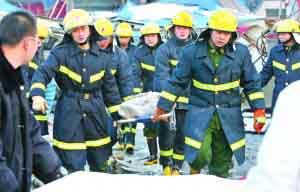 伤者被迅速送往医院快报记者施向辉摄