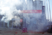 8:18 爆竹阵挡了上班路