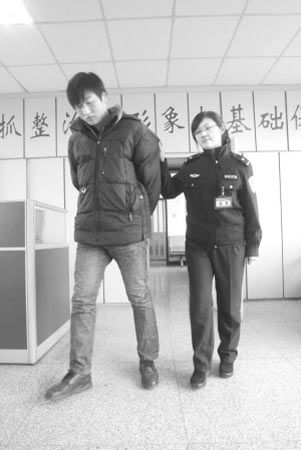 女民警那莎和逃犯的身材相差悬殊 闻英奇 摄   23岁女警抓住网上