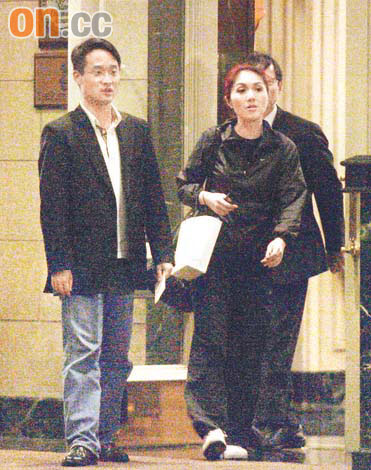 杨千嬅与友人酒店畅饮 男伴代取车颇有风度(图)
