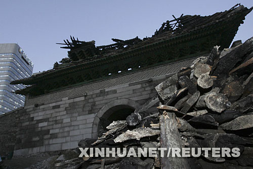 2月13日,位于首尔市中心的韩国国宝崇礼门(亦称南大门)被大火烧毁后首次对媒体开放。11日凌晨,拥有600多年历史的崇礼门的整座木制城楼被大火烧毁。 新华社/路透