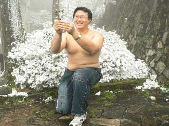 成大学生周汉勋脱光上衣,跪在太平山雪地,向暗恋已久的学姐告白。