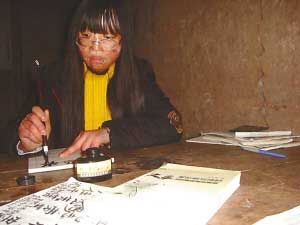 用文字记下对妈妈的忏悔和爱,这是黄德娇每天要做的事。
