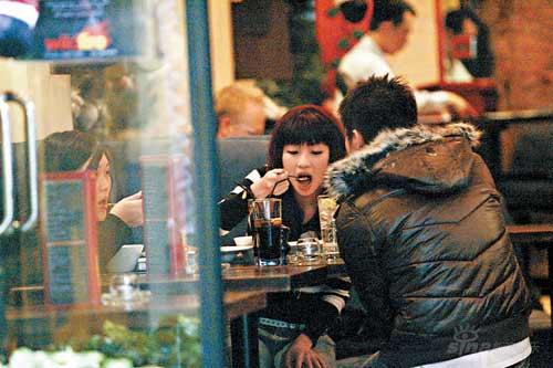 郑融未卷入不雅照风波相约友人聚餐庆解脱(图)