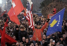 科索沃民众手持新国旗庆祝独立