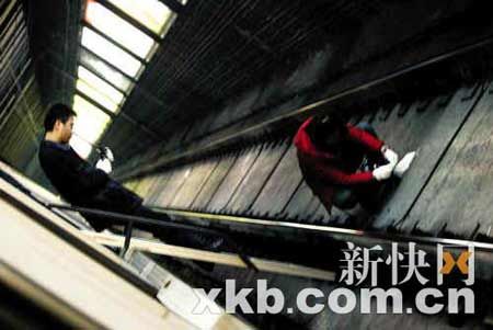 警方正在对现场进行勘察。新快报记者 夏世焱/摄