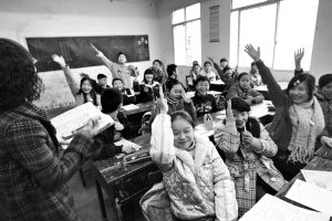 同学们积极发表对“陈冠希艳照门”事件的看法 本报记者 石涛 摄