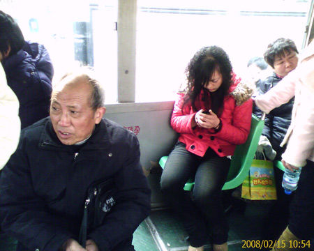 子公车抢座遭偷拍 被称洛阳素质最差美女高清图片