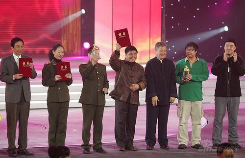 图文:央视录制元宵晚会--一等奖获奖者领奖