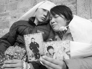 奶奶和孙子双双身亡,这对夫妇看着照片伤心不已