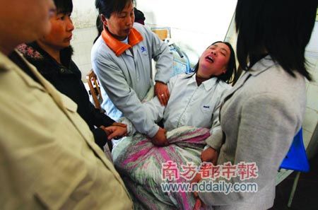 母亲为女儿遇害伤心不已。工友在一旁劝慰。