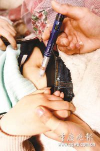 何荣飞给张国晴注射胰岛素