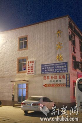 事发停车场(白色轿车为张孝国的私家车)