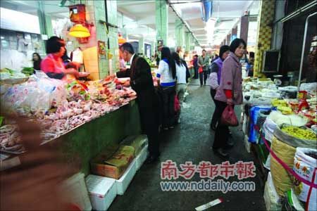 案发的市场依然很热闹。本报见习记者黎明摄