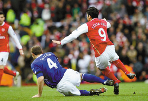 达·席尔瓦遭"黑脚",致小腿骨折变形(图中白圈处).