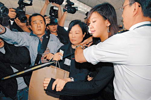 沈殿霞灵柩运抵温哥华墓园警车开路护送(附图)